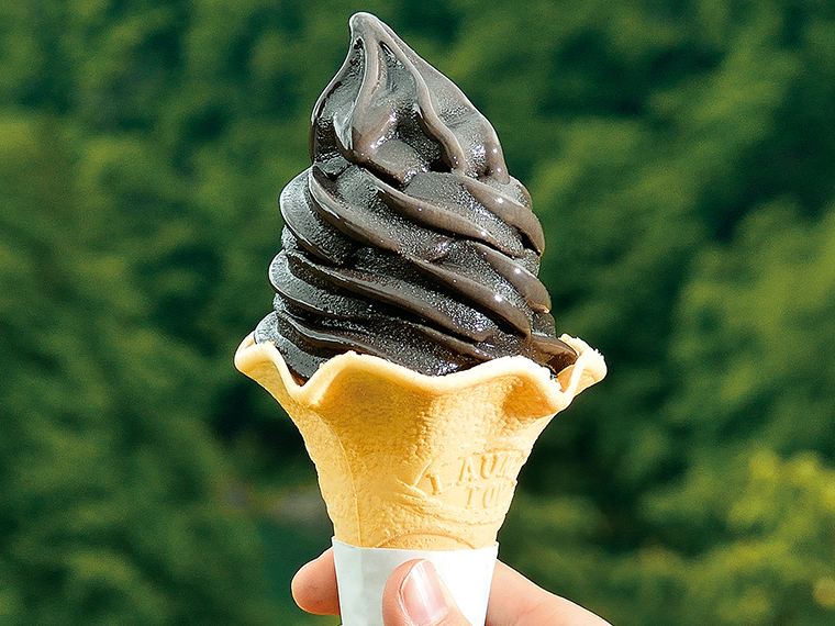 「桐炭ソフトクリーム」(330円)