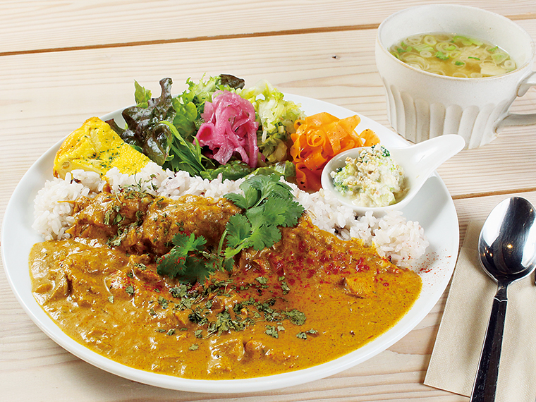 「スパイスカレープレート」(1,200円)。写真は高糖度フルーツトマトを使ったバターチキンカレー。内容は日により変わる