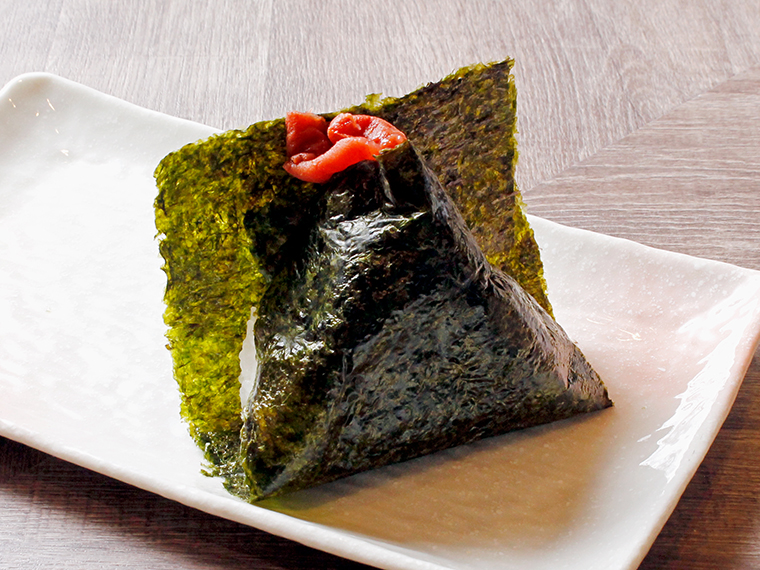 のりのパリパリをその場で味わって。定番の梅おにぎり(白米210円、古代米260円)