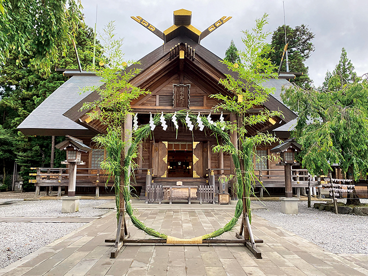 初詣には福島県内屈指の参拝者が訪れる神社。夏の「茅の輪」は蘇民将来の伝説が由来となっている