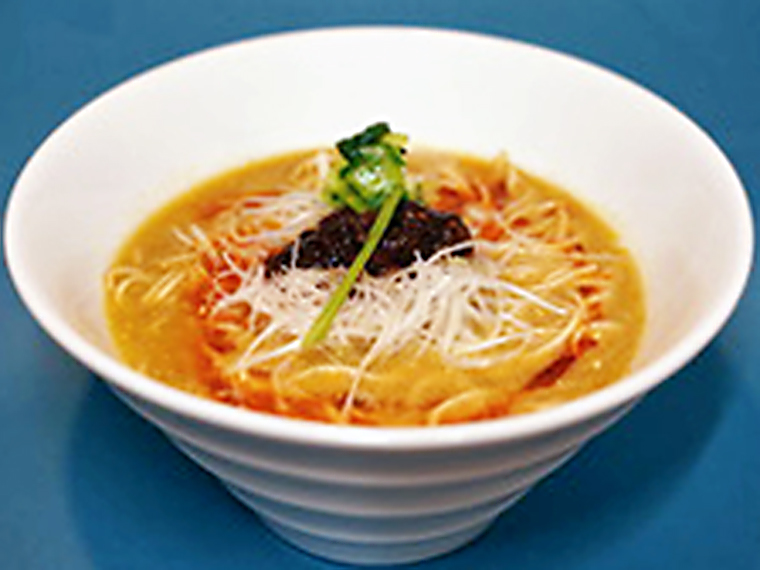 「担々麺」（900円）。こだわりの細麺は、山椒を効かせた肉みそと濃厚な胡麻ベースのスープによく絡む