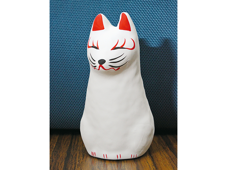 張り子のキツネに祈願する「願掛けキツネ」(500円)