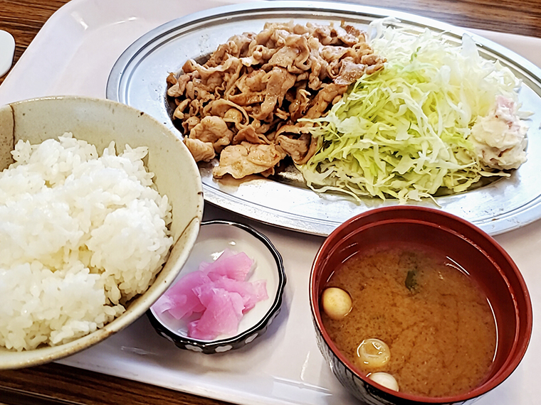 脂身まで美味い精肉店の豚バラは、ご飯がすすむに決まっています。