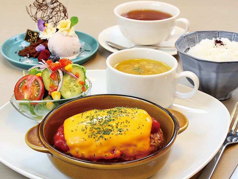 ご飯のセット「今週のAランチ」(1,100円)。写真はイタリアンハンバーグ。他、彩り野菜の焼きチーズカレーなどが登場する