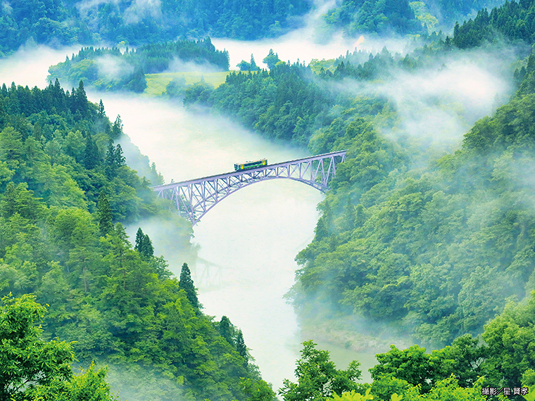 【「只見線展望台」最上段から撮影した、第一只見川橋梁を走る列車※写真は2020年7月下旬撮影】［撮影機種：EOS R5、手持ち撮影、シャッター速度：1／320、F11、絞り優先］