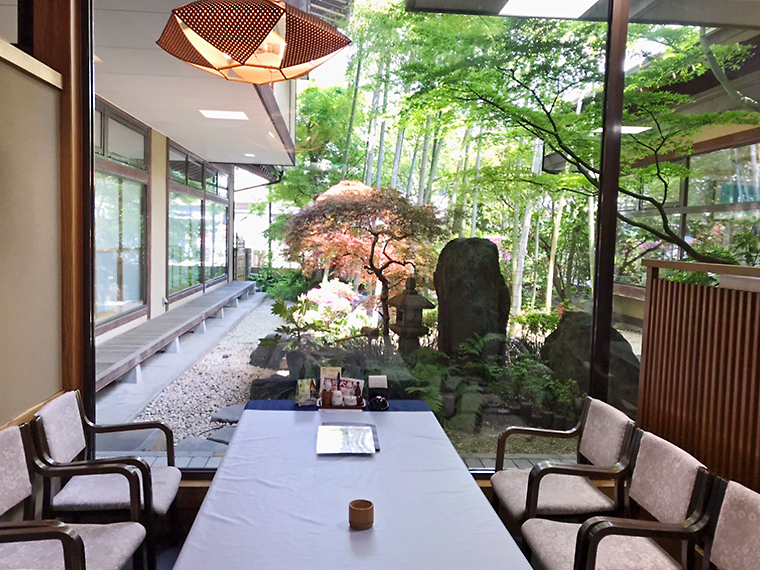 「竹林亭」の店内。「御山本店」「こけしの里」各店で美しい庭を見ながら過ごせる