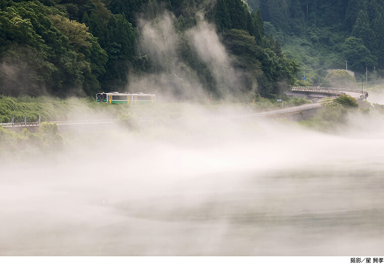 【「霧幻峡の渡し舟」の上から撮影した、只見線車両（大沼郡三島町早戸地内）※写真は2021年7月下旬撮影】［撮影機種：EOS R5、手持ち撮影、シャッター速度：1／1000、F10、絞り優先］