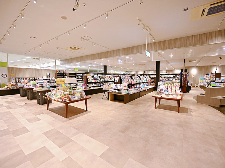 広々とした店内。奥の児童書コーナーもレベルアップ!実際に手にとり、ぴったりの1冊を選ぼう
