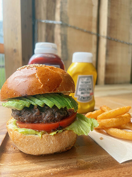 野菜もしっかりとれる「アボカドBURGER」（1,380円）。ハンバーガーはどれもボリューム満点！