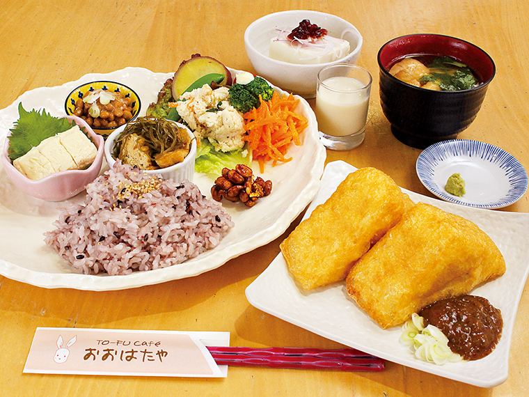 「まめランチ」（ドリンク付・1,480円）。ご飯は餅の雑穀を混ぜた古代米または白米を選べる。ご飯と小鉢の豆腐はお替わり自由