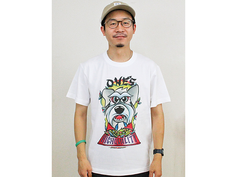 種類豊富なオリジナルTシャツ。「どんなに貧しくても、何も持っていなくても、あなたの隣に犬がいれば心を満たしてくれる」という意味の英文が裏面にプリントされている