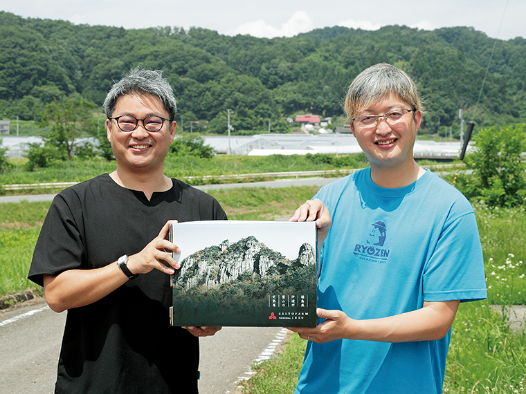 クリエイターの鈴木さん（左）と斎藤農園の斎藤さん（右）。パッケージの右下にあるのが新しくデザインされた「斎藤農園」のロゴ