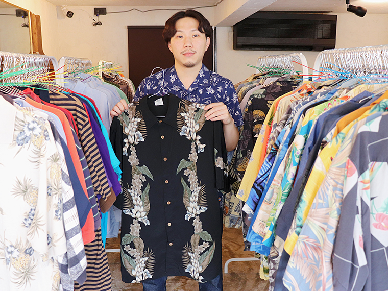 「アロハシャツやTシャツなど、夏物も多く取り揃えております！」とオーナーの菅野さん