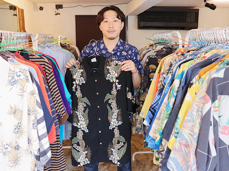 「アロハシャツやTシャツなど、夏物も多く取り揃えております!」とオーナーの菅野さん