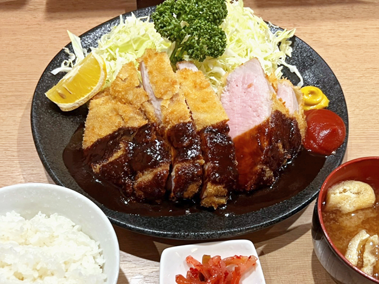 分厚いカツがのった「特大ロースカツ定食」（1,650円※夜のみ提供）