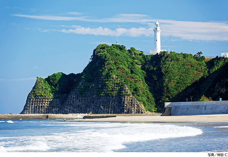 塩屋埼灯台の北側に位置し、美しい砂浜を有する薄磯海水浴場。トイレ、シャワー、公園が整備され、家族連れにも人気※遊泳区域内への水上バイクの乗り入れは禁止