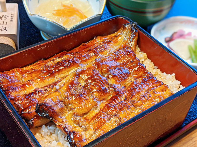 「うな重」(4,850円)。「梅(うなぎ半匹)」(2,750円)、「特(うなぎ一匹半)」(7,450円)も提供