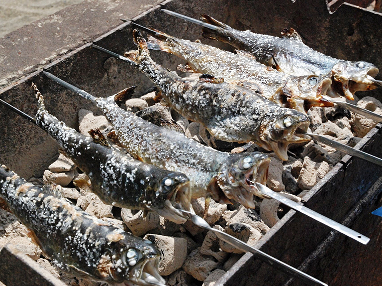 ニジマス釣りは焼き代込みで、1人600円