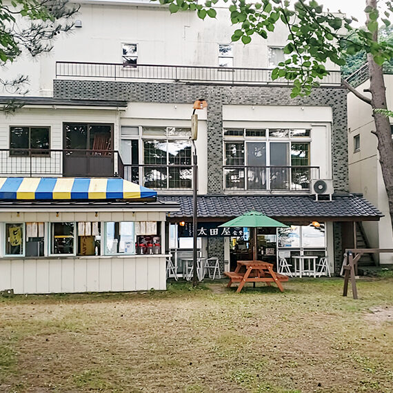 湖側からの外観。旅館にも泊まってみたくなりました