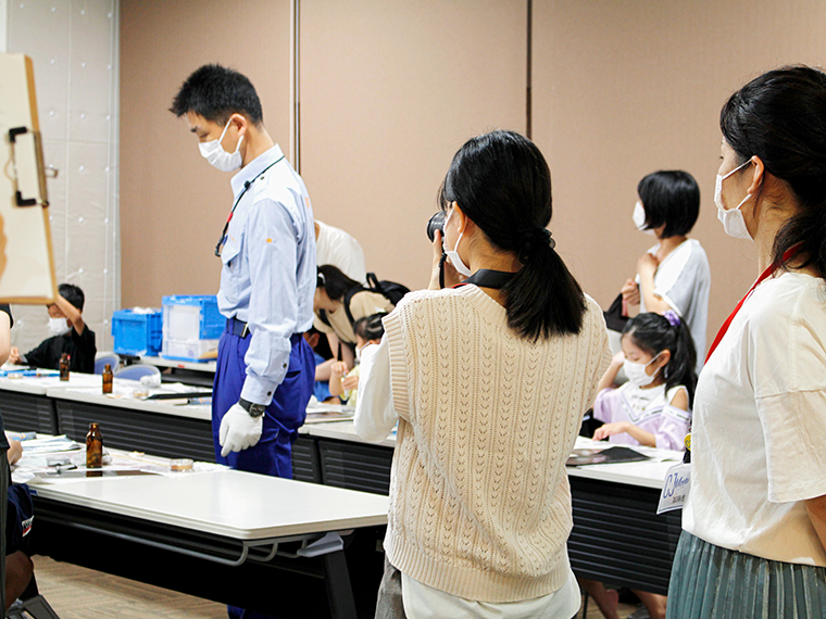 福島県警察本部の方による鑑識体験の様子を様々な角度から撮影