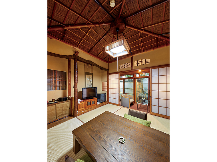 「萩」の間。萩の木を使った天井が特徴的な6畳の和室。広縁も付いているので人気がある