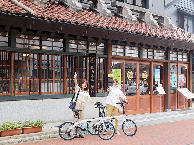 『昭和なつかし館』からは自転車で数分。白い自転車は「Renault」製で気分も上がります
