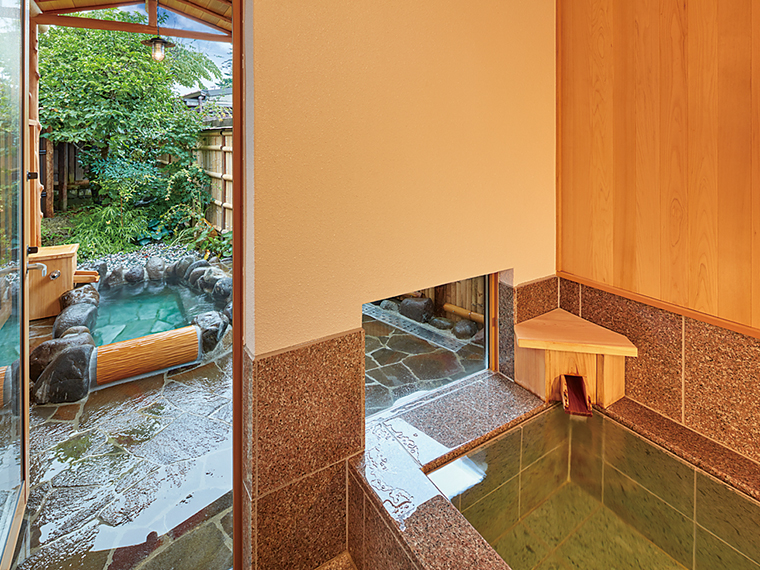 内湯に加え、露天風呂付きにリニューアルした客室「別館」。自慢の湯を心行くまで堪能できる。風呂場でも飲める日本酒付き