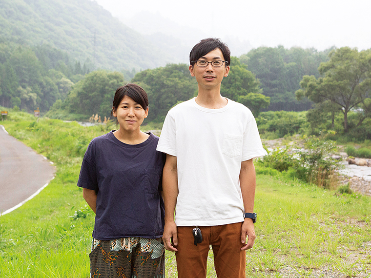 奥会津ならではの清々しい空気の中で暮らす二人。舘岩川沿いの「たのせふるさと公園」がマルシェの会場