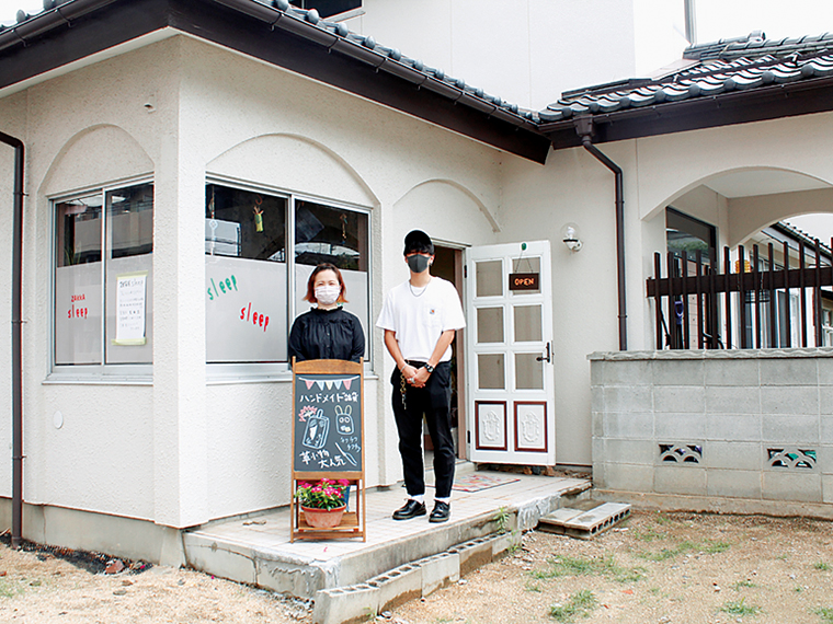 白を基調とした建物。窓に店名が入っている