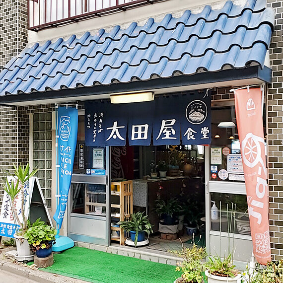 レトロで愛らしいデザインの暖簾はお店の雰囲気にぴったり