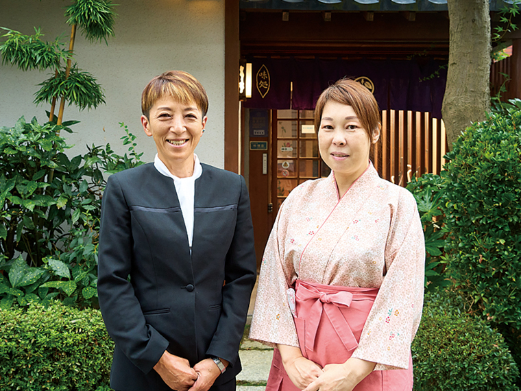 女将さん （左）とスタッフ。まごころ込めておもてなし