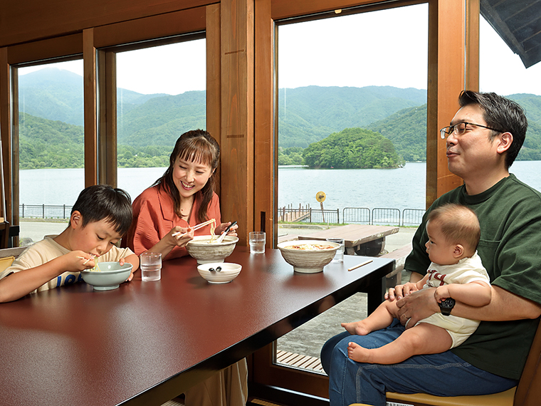 窓際の席だと、桧原湖がよく見える