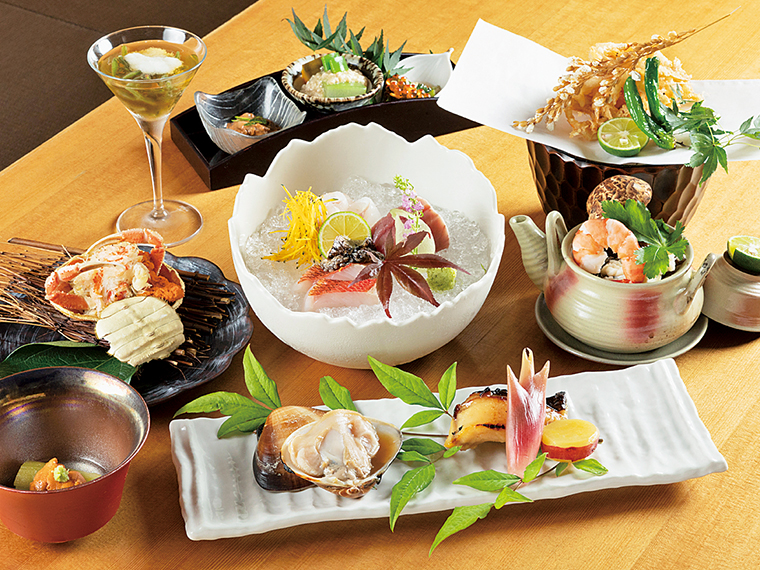 「おまかせコース」(7,000円〜)。自慢の刺身の他、小鉢、焼き物、揚げ物などのおまかせ8品に、ご飯とデザート付き。記念日や接待などビジネスシーンにも
