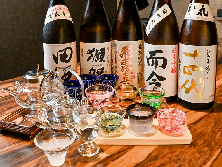 肉とのマリアージュを楽しめる全国の日本酒を常時約60種揃える。うまみを引き立て合う