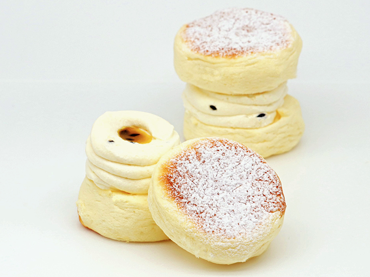人気のパンケーキサンド「うふれっと」に常磐富岡パッションフルーツを使用。1個378円(写真提供/お菓子のさかい)