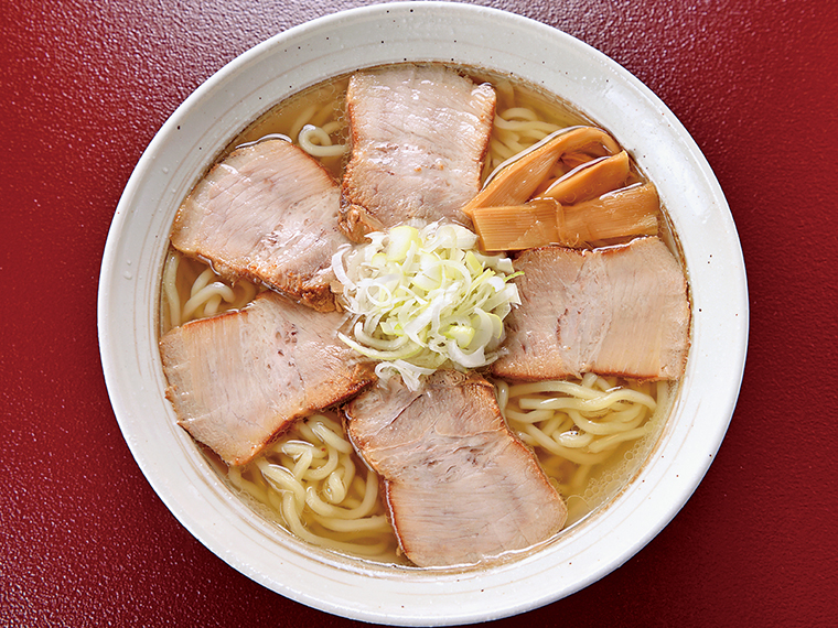 「会津山塩ラーメン」（大盛・950円）。子どもと分けて食べるなら大盛りがおすすめ