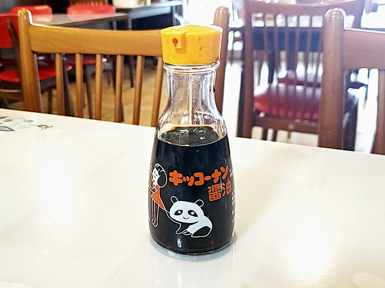 ノスタルジーを超えたキッコ―ナン醤油（秋田県にかほ市）の瓶もロケーションにマッチ