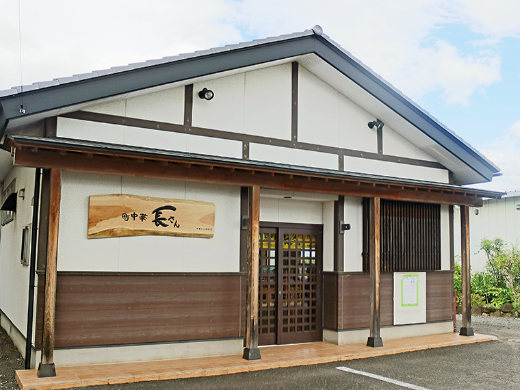 外観。店舗前に駐車場あり