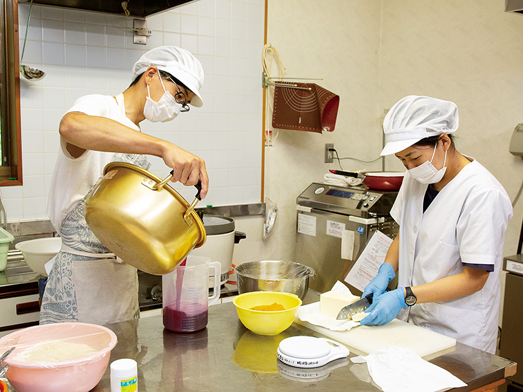 週末のマルシェに向けて、焼き菓子やドリンクを準備中。6次化商品は、道の駅などでも販売していきたいそう