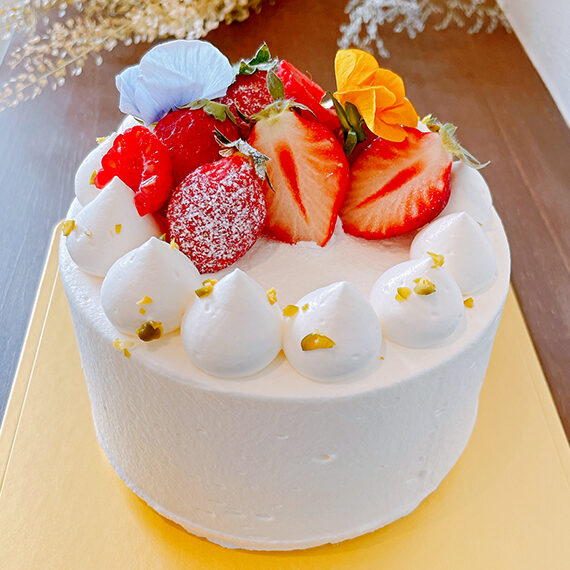 デコレーションケーキ（3,456円）。軽い食感のケーキでチョコレートも展開。季節によってフルーツが変更