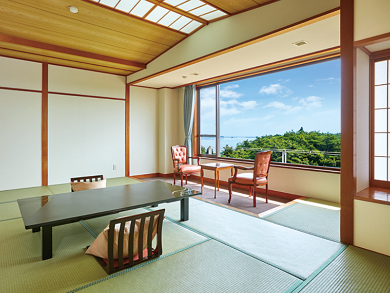 松川浦の朝日や夕日を眺められる客室。ゆったりとした部屋でくつろげる