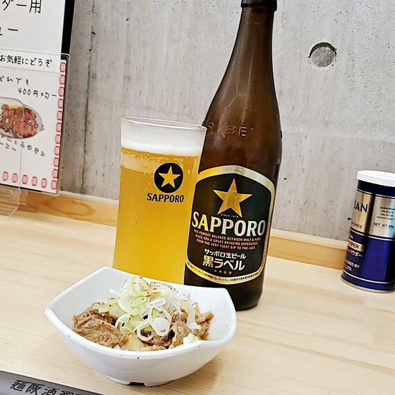 お通しが付くビールは、銘柄も選べてうれしいですね。「サッポロ黒ラベル」（中瓶600円）