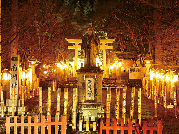 『南湖公園竹灯籠ライトアップ』は2022年10月28日（金）から11月13日（日）の期間行う。2022年で御鎮座100年の南湖神社参道を竹灯籠で照らす