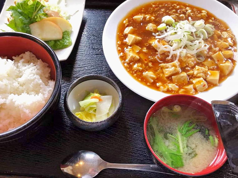 本格的でありながら、家庭的な「麻婆豆腐定食」(900円)も人気のメニュー※写真は部員提供