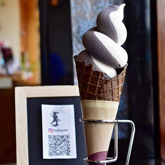 おすすめの桐炭ソフトクリーム「マーブル」(500円※2022年10月から価格変更あり)。チョコとバニラの2種類を楽しめる