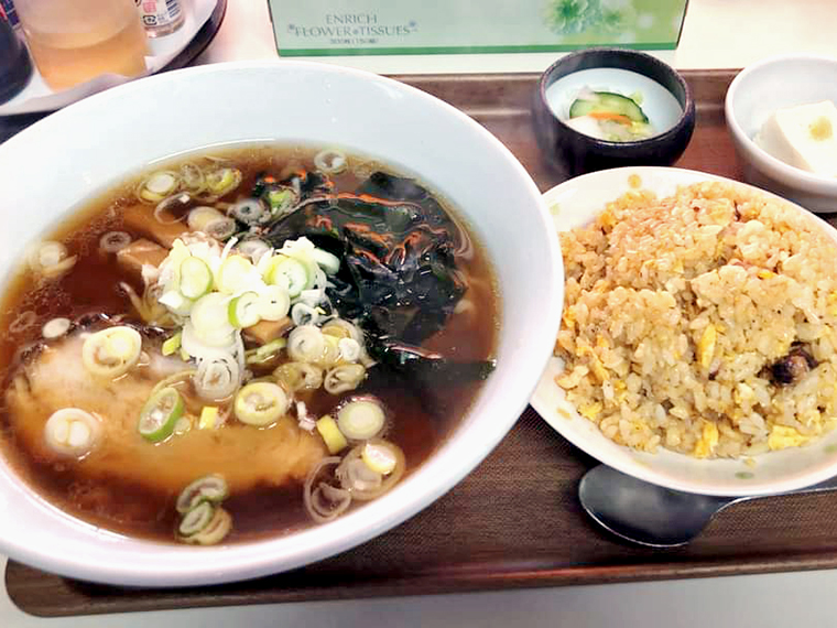 手間のかかるげんこつスープが魅力の「ラーメン」（600円）と、セットにすると小鉢が付く「半チャーハン」（400円）※写真は部員提供