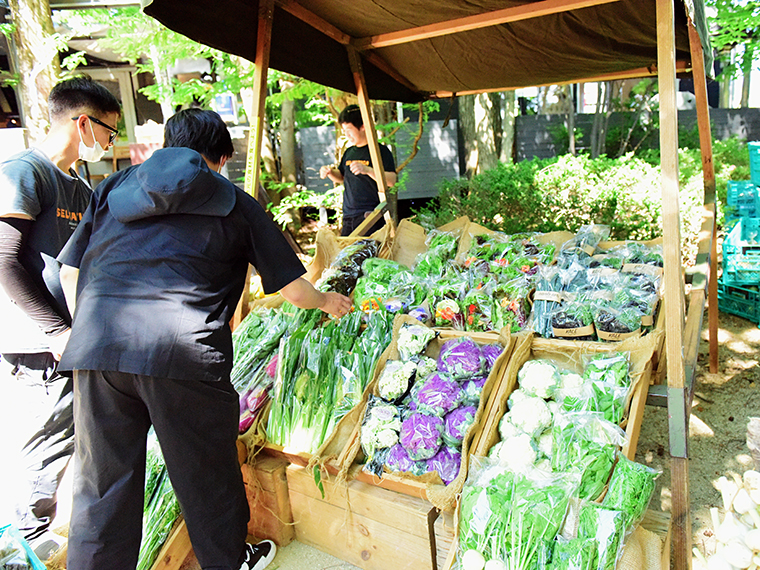 普段はなかなか会えない生産者との会話も楽しいひととき。美味しい野菜の見分け方、食べ方、そして栽培や生産へのこだわりに耳を傾けてみよう