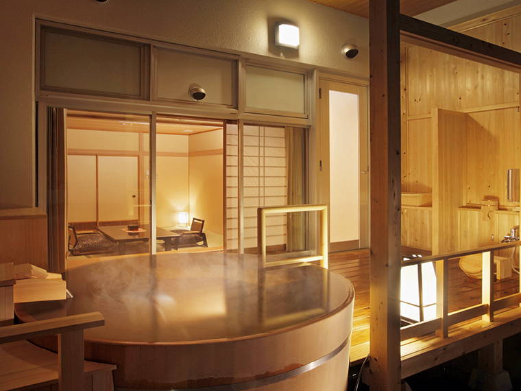 源泉かけ流しの露天風呂付客室。贅沢な空間で“美肌の湯”を堪能