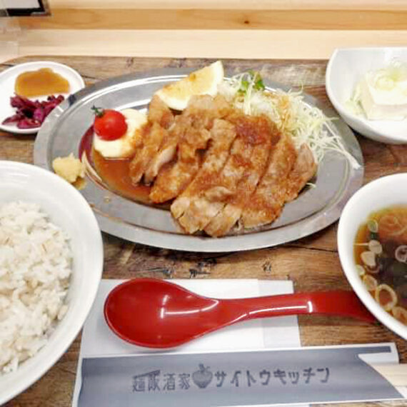 厚切りロースな「しょうが焼き定食」（1,100円／写真：部員提供）