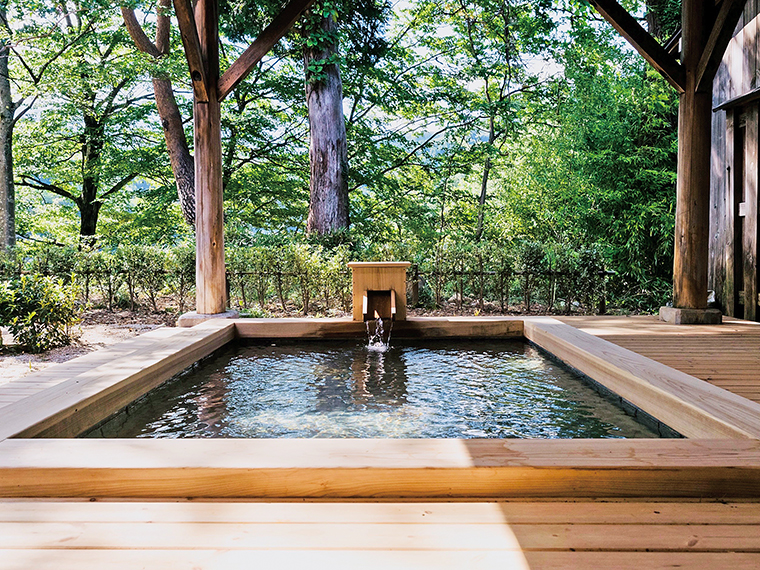 移ろいゆく自然を堪能できる男性用の露天風呂。女湯は木製の壁を設け、プライバシーに配慮した造りに